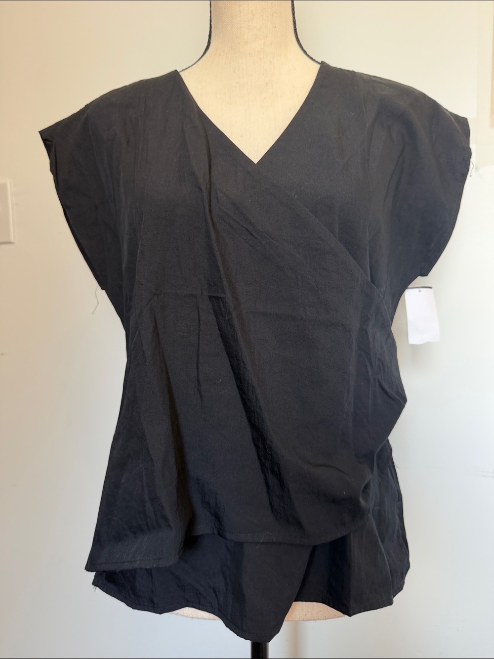 NWT Simply Vera Wang Classic Black V-Neck Women's Top Faux Wrap Large